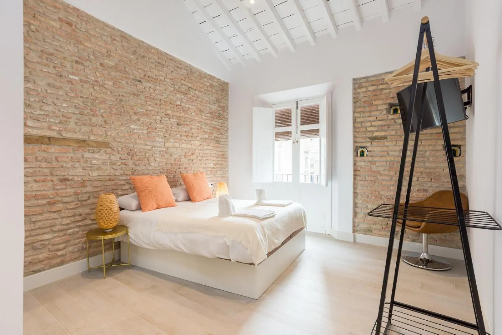 Te1A-El Teatro Brick Wall Suite Prime Location contacts