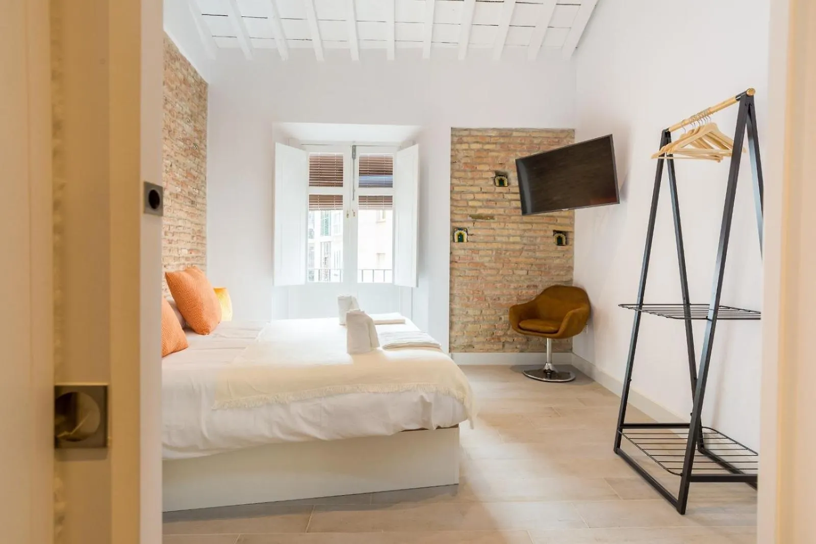 Te1A-El Teatro Brick Wall Suite Prime Location Malaga Spain