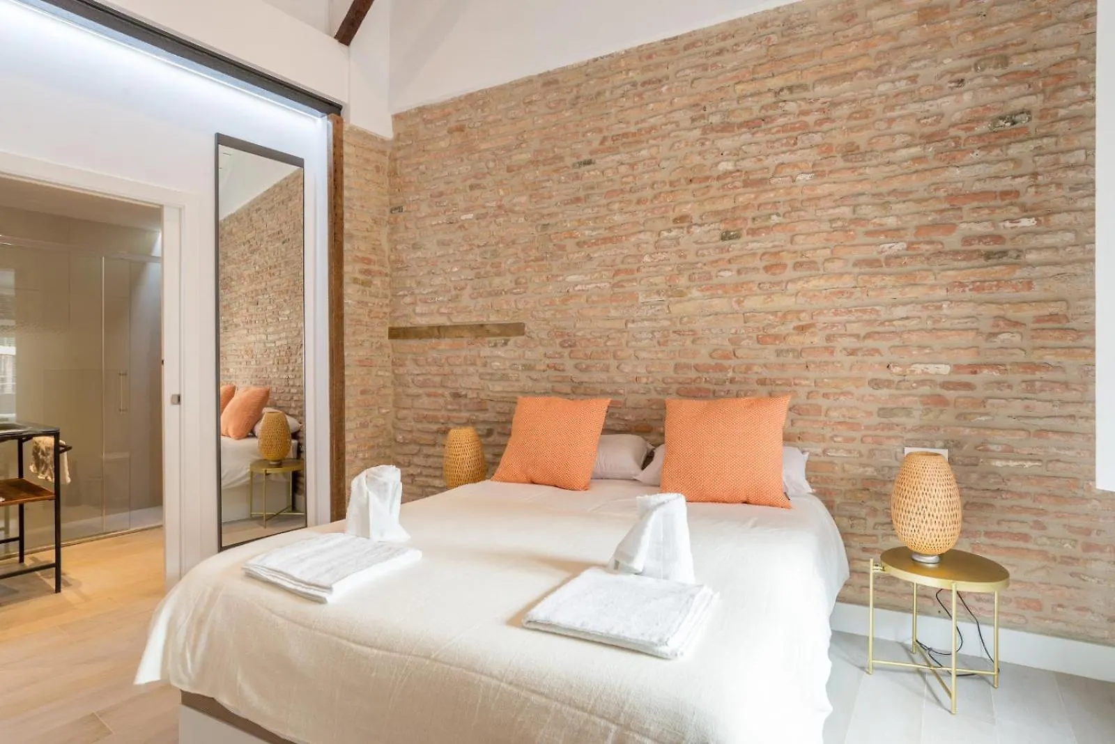 Te1A-El Teatro Brick Wall Suite Prime Location Malaga Spain